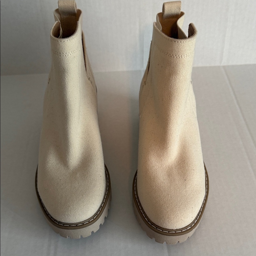 DV by Dolce Vita Cream/Lite Tan Ankle Booties-New no Box